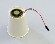 スピーカーを取り付けた紙コップ