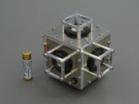 金属筐体の製品の撮影例(cubeSP キューブエスピー 無指向性スピーカー)